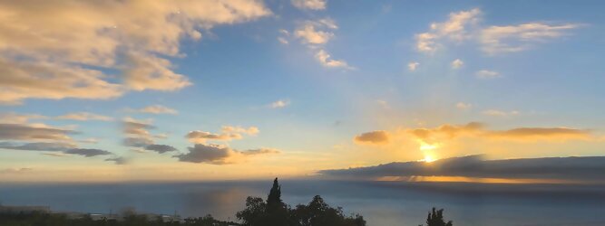 Ferienhaus GranCanaria Insel Urlaub - La Palma macht ihrem Beinamen, die Schöne, alle Ehre. Das Kleinod im Atlantik erstrahlt in sattem Grün, verziert mit hübschen landestypischen Villen in den weit gestreuten Dörfern, eingerahmt von weichen Wellen des dunkelblauen atlantischen Ozeans, am Himmel ziehen malerische Formationen, bauschiger weißer Schäfchenwolken. Eine Bilderbuchidylle zum Verlieben. Die beliebtesten Orte für La Palma Ferien, locken mit besten Angebote für Hotels und Ferienunterkünfte mit Werbeaktionen, Rabatten, Sonderangebote für La Palma Urlaub buchen. Reisedaten eingeben und Hotel Flug Mietwagen Attraktionen Taxis für eine La Palma Reise flexibel buchen. Sollten sich die Pläne ändern, sind viele der Unterkünfte und Zimmer auf La Palma kostenfrei stornierbar.